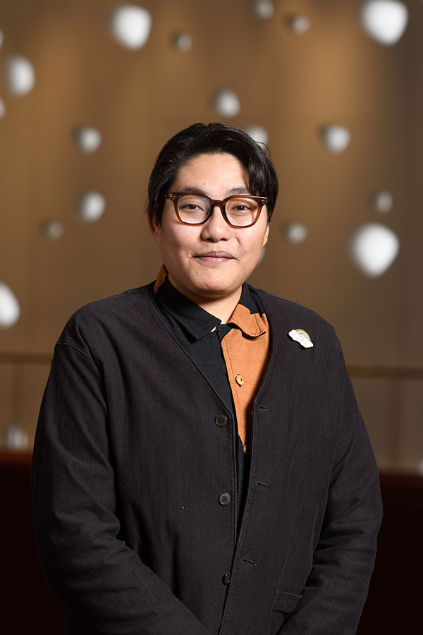 写真：芸術監督団 団長／芸術監督[演劇部門]　木ノ下裕一